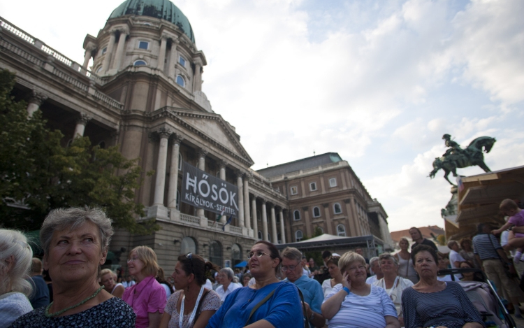 Mozgólépcső is vezet majd a Budai Várba