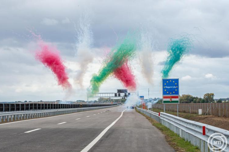 Lázár János: egy régi és mély sebet gyógyított be a magyarországi M6-os és a horvátországi A5-ös autópálya összekötése