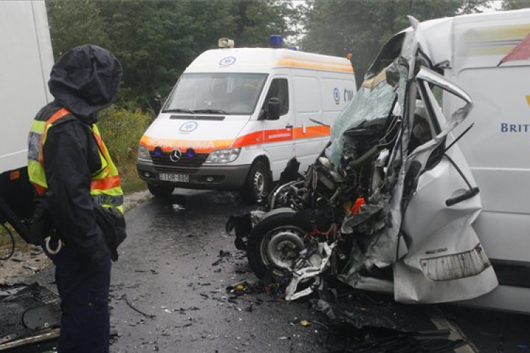 Újabb baleset a 1111-es úton, teherautó és mikrobusz ütközött