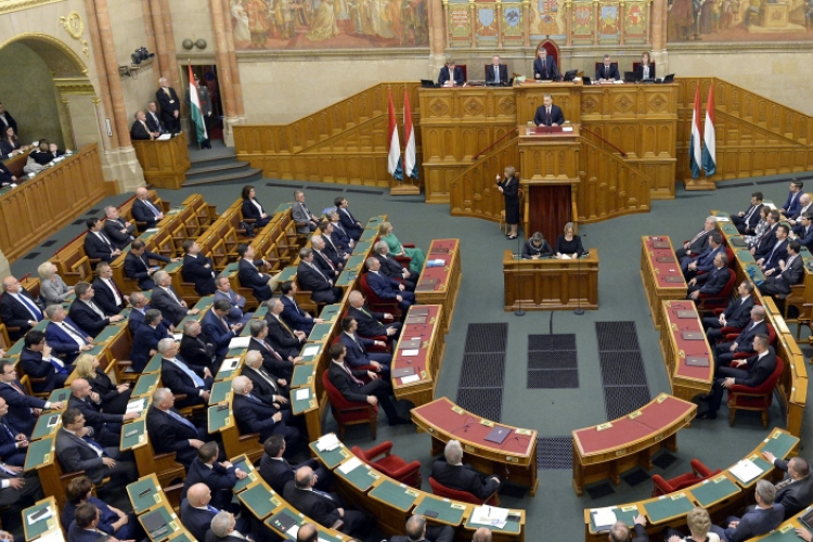 A koronavírus-járvánnyal kapcsolatban kérdezhetik a kormányt a képviselők 