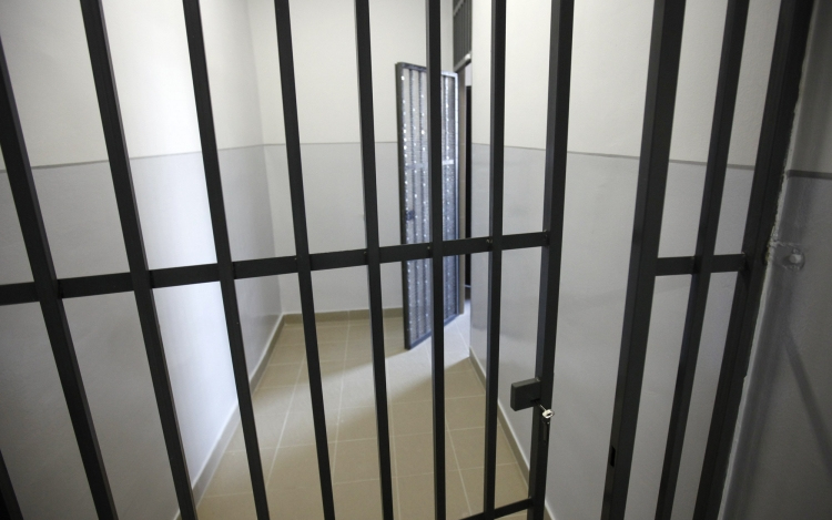 A pénzügyi csalók legalább négy évet töltsenek rács mögött