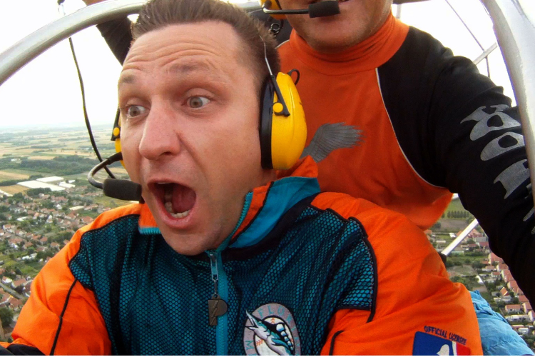 Kefir „bezuhant” a hotelbe