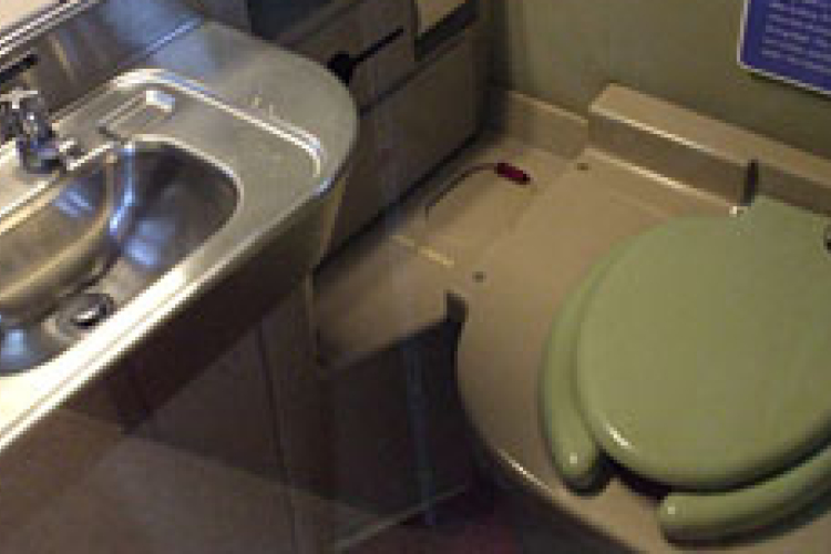 Lakókocsi tetejét ütötte át egy repülő vécéjének tartalma