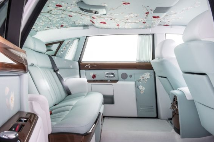 Kínai selyem, cseresznyefa, gyöngyház, bambusz, rubin a Rolls-Royce Phantom Serenityben