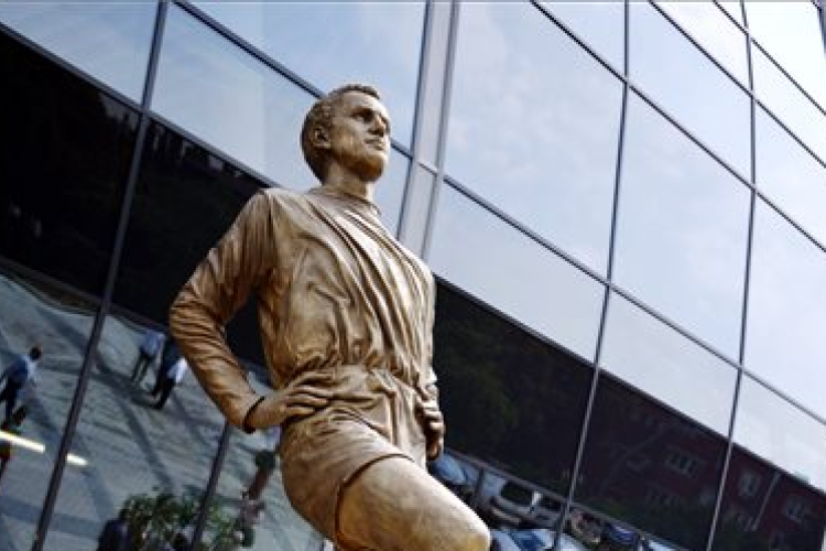 Felavatták Albert Flórián egész alakos szobrát