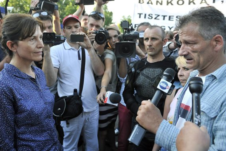 Devizahitelek - Lévai Anikó kiment a demonstrálók közé