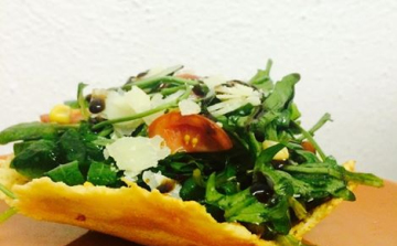 Paradicsomos ruccola saláta parmezán kosárban tálalva