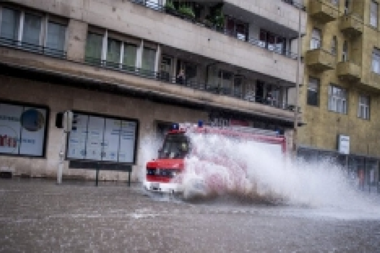 Elöntötte az eső Budát