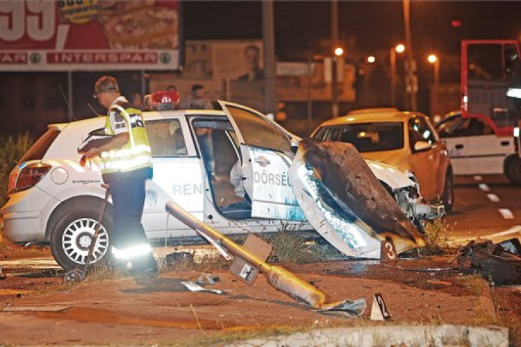 Ütközött és kigyulladt egy rendőrautó a fővárosban 