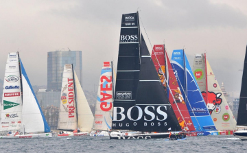 Barcelona World Race - A Hugo Boss kiesett, Fa Nándorék közel az Egyenlítőhöz