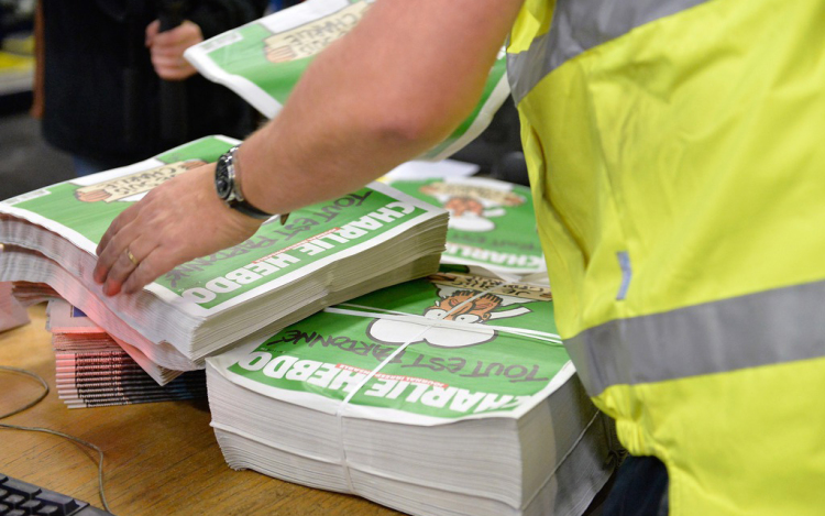 A Charlie Hebdo munkatársai is részesedést kérnek a rekordbevételből