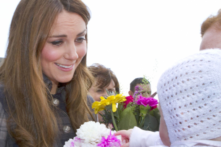 Királyi utód - Tízezrek ünnepelnek London utcáin