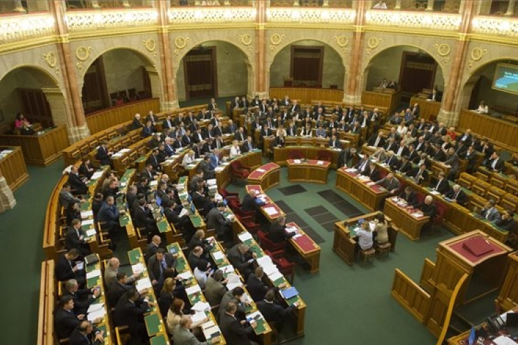 A jövő évi büdzséhez benyújtott módosításokról szavaznak
