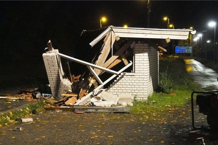 Rönkfát szállító kamion balesete Dunaföldvárnál