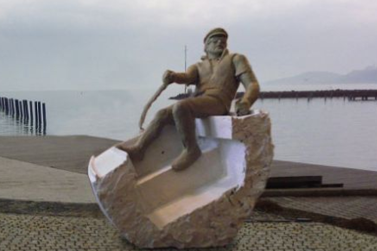 Szobrot állítottak Bujtor István emlékére a balatonfüredi Vitorlás-téren