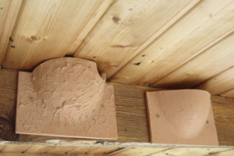 Műfészkek kihelyezésével segíthetjük a fecskéket