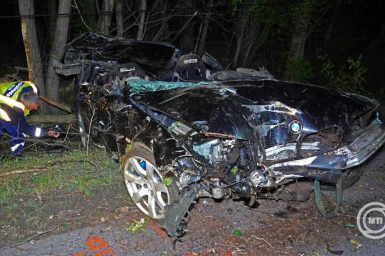 Hárman meghaltak, ketten megsérültek, amikor fának csapódott egy autó Kiskunfélegyháza közelében