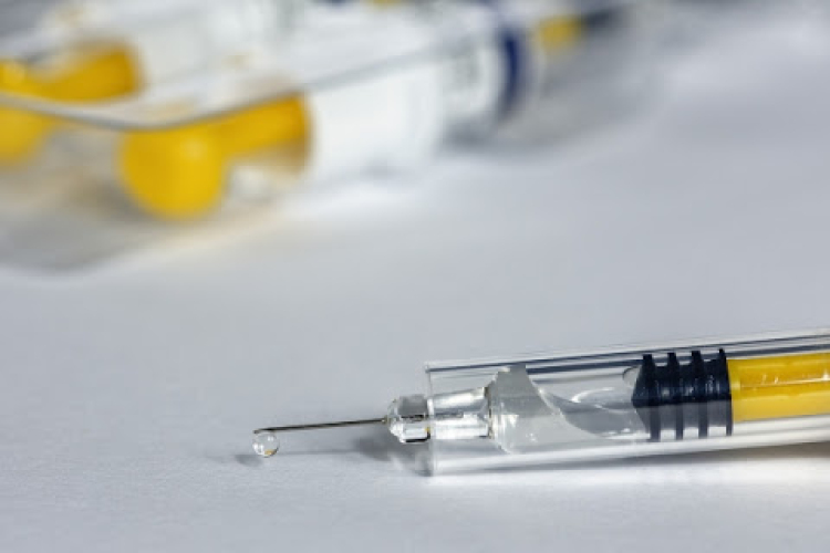 Engedélyezte az AstraZeneca és az Oxfordi Egyetem vakcinájának forgalmazását az Európai Bizottság