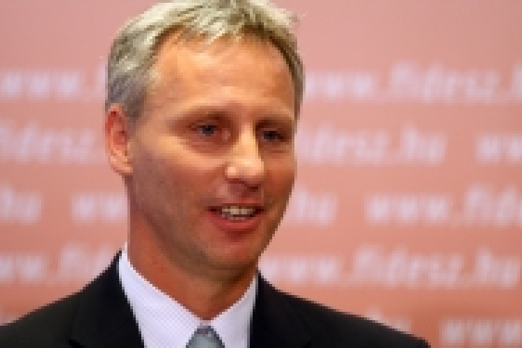 Soltész Miklós: bebetonozzák a család fogalmát az Alaptörvénybe