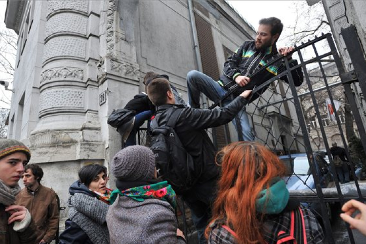 Tüntetők hatoltak be a Fidesz székházának udvarára