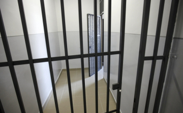 A pénzügyi csalók legalább négy évet töltsenek rács mögött