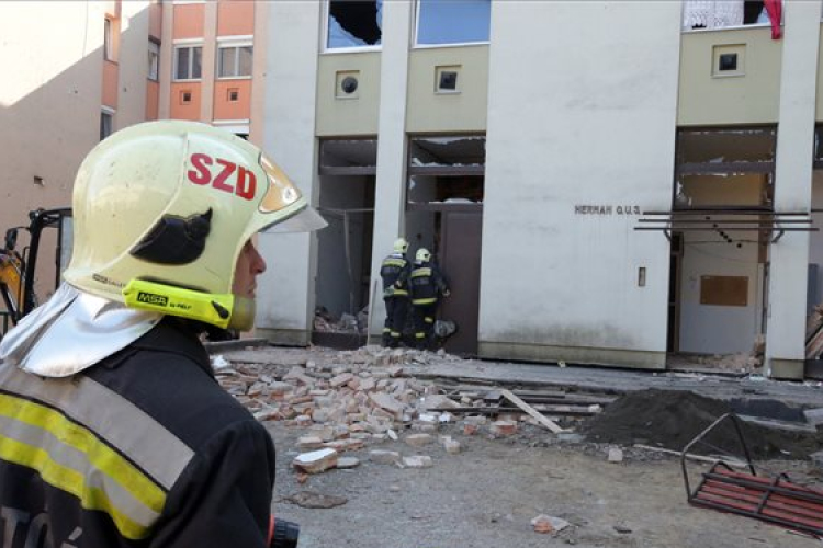 Gázrobbanás történt Szekszárdon, tűzoltók mentették ki a lakókat