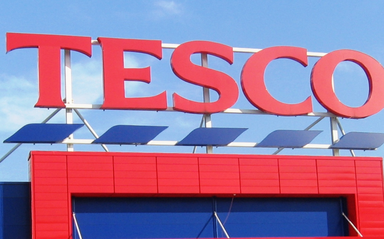 Több mint 500 magyar munkavállalónak mond fel a Tesco hétfőn