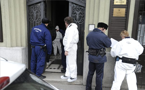 Kidobta gyermekét az emeletről az apa, majd utána ugrott - mindketten meghaltak