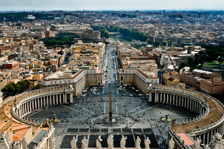 Tagadta a vatikáni meleg lobbi létezését a szentszéki államtitkárság helyettes vezetője