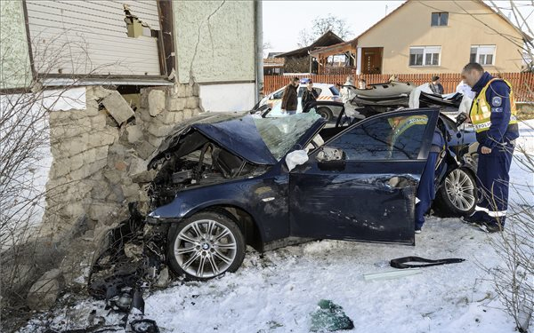Épületnek csapódott egy személyautó Mikepércsen, négyen megsérültek