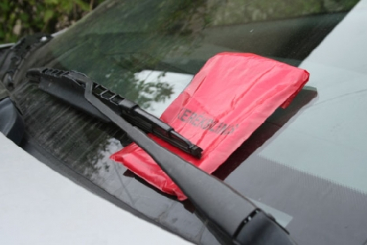 Több ezer autós úszhatja meg a parkolási bírságot