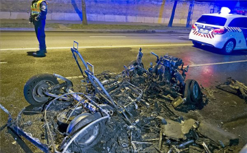 Kiégett egy kétüléses autó Budapesten, a Fiumei úton