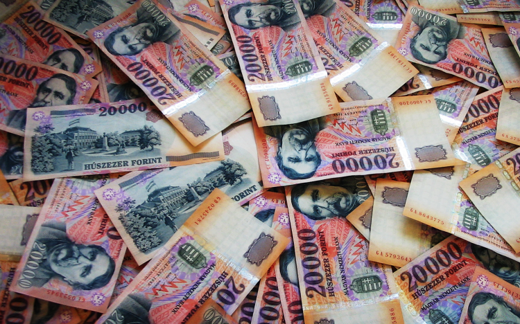 Devizapiac - A nap közbeni, hároméves mélypontról kissé erősödött a forint délután