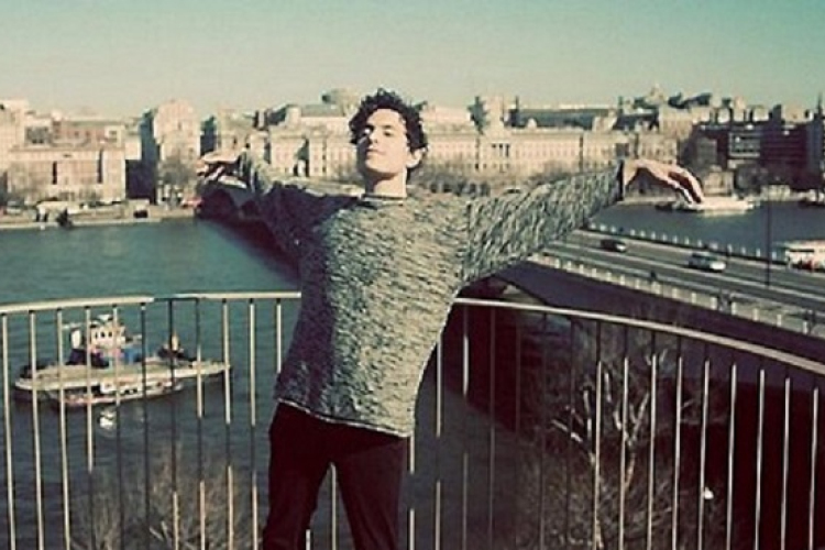 Nyilvánosság előtt veszítené el ártatlanságát a meleg fiú