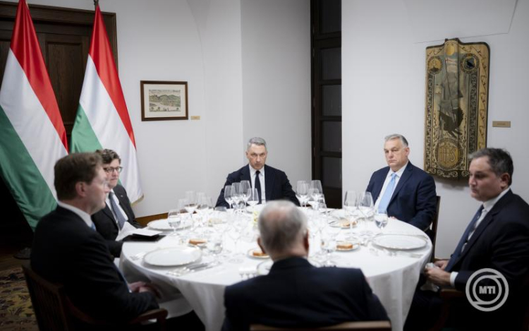 Orbán Viktor együtt vacsorázott a Mercedes-Benz Group AG igazgatótanácsának elnökével