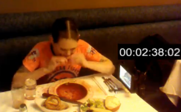 Nő döntötte meg a sültevés világrekordját (videó)