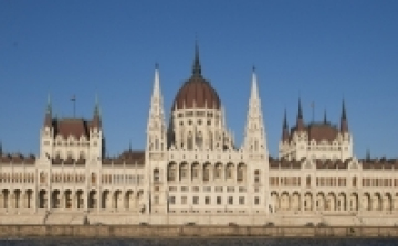 Benyújtották az adótörvényeket - nincs szükség nagy léptékű intézkedésekre