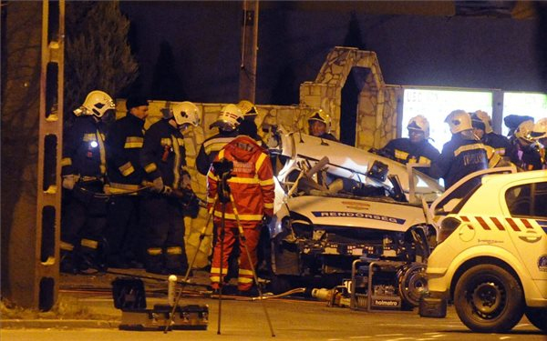Két rendőr életét vesztette egy közúti balesetben Budapesten