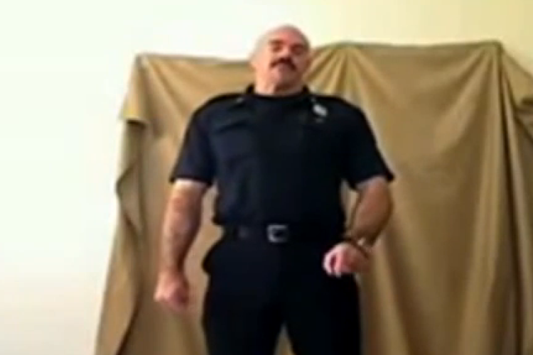 Kamera előtt vetkőzött a rendőr (videó)