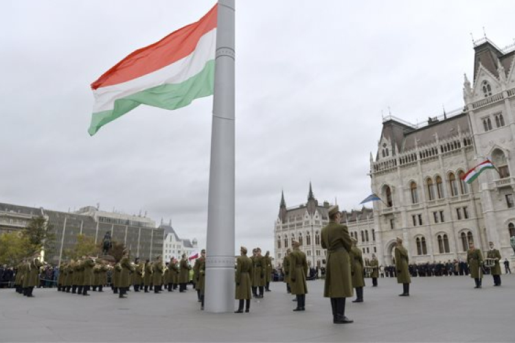 Október 23. - Felvonták a nemzeti lobogót a Parlament előtti Kossuth Lajos téren