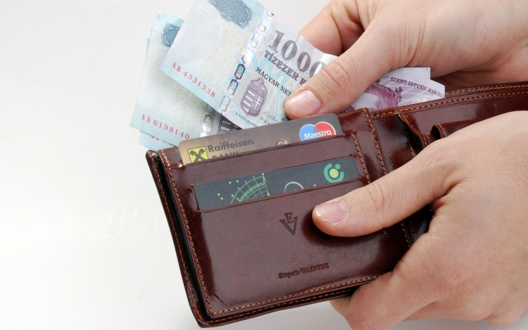 Több ezer forinttal is emelkedhet a táppénz havonta