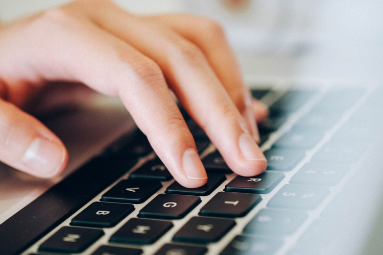 A fiatalok több mint 90 százaléka, a 75 év fölöttiek 6 százaléka internetezik