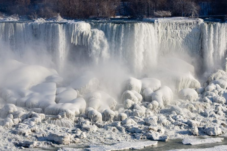 A nagy hidegben befagyott a Niagara amerikai fele
