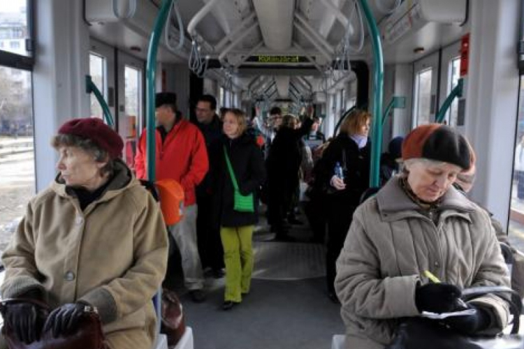 NFM: a 65 év felettiek a vonatok döntő többségén továbbra is ingyen utazhatnak