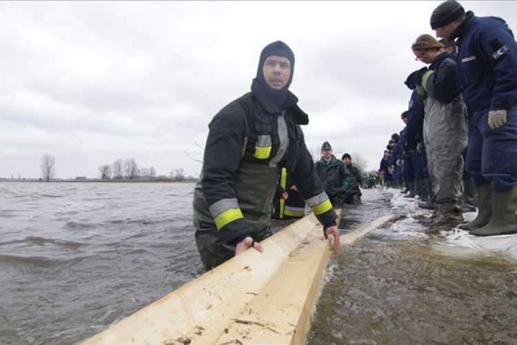 Árvíz - Szombat éjszaka is folytatódik a védekezés a Marcalnál