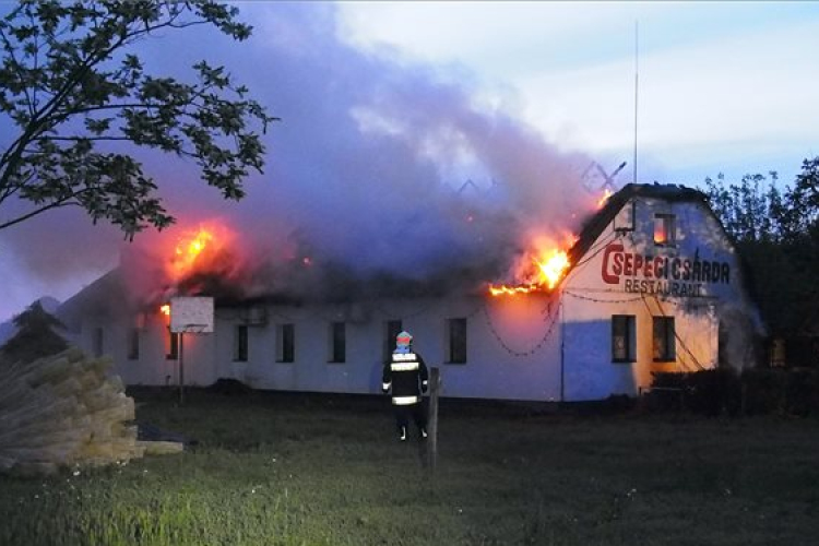 Egy nádfedeles csárda kigyulladt Kecskemét határában