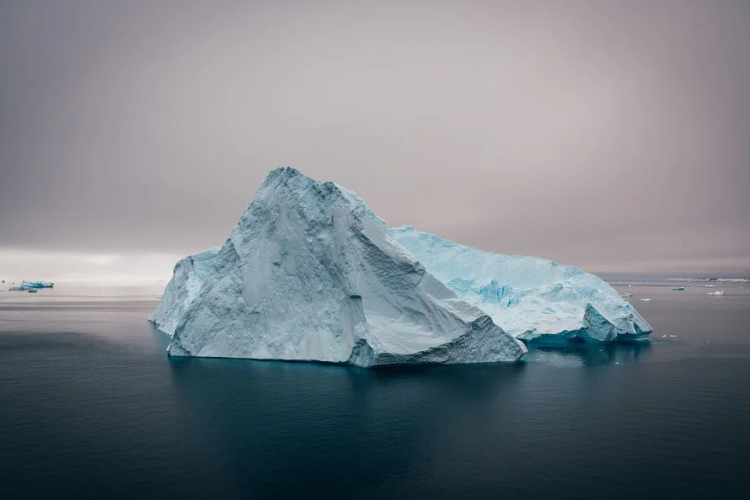 Letört egy óriás jégtömb egy sodródó jéghegyről
