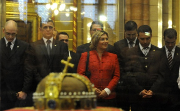 OGY - Alakuló ülés - Esküt tett a Szent Koronára a Jobbik