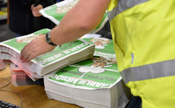 A Charlie Hebdo munkatársai is részesedést kérnek a rekordbevételből