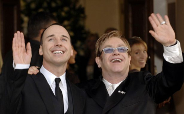 Összeházasodott Sir Elton John és férfi élettársa